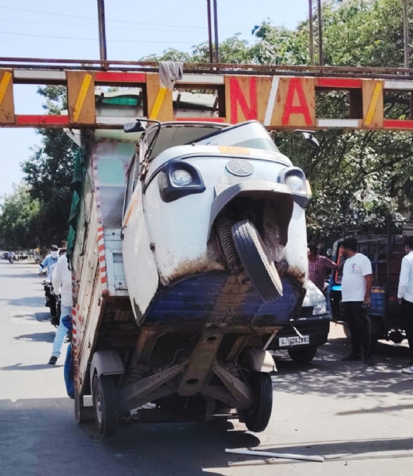 અંકલેશ્વર એસ્ટેટમાં ઊંચાઈ પ્રતિબંધક હોવા છતાં ટેમ્પો ચાલકની બેદરકારીથી થયો અકસ્માત