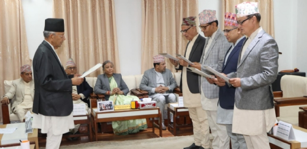 શપથ લેતા સંપત્તિ તપાસ પંચના સભ્યો