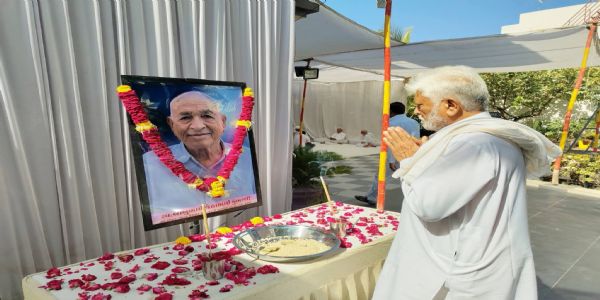 ભક્તી બાપુએ નિવૃત્ત ટીડીઓને પાઠવી શ્રદ્ધાંજલિ, પરિવારને આપી સાંત્વના