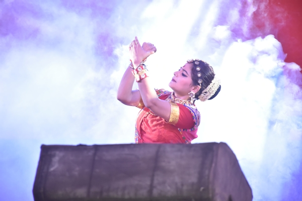 સોમનાથ અમૃત પર્વ: વડાપ્રધાનના આગમન પૂર્વે સોમનાથની યશોગાથા નિરૂપણ કરતી ભવ્ય નૃત્ય સોમનાથ અમૃત પર્વ: વડાપ્રધાનના આગમન પૂર્વે સોમનાથની યશોગાથા નિરૂપણ કરતી ભવ્ય નૃત્ય
