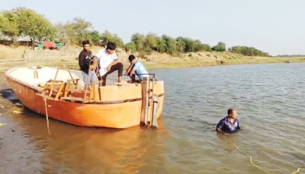 કબીરવડ યાત્રાધામના વિકાસ માટે ખોદાયેલા ખાડામાં ન્હાવા પડેલા મામા-ભાણેજ ડૂબ્યા