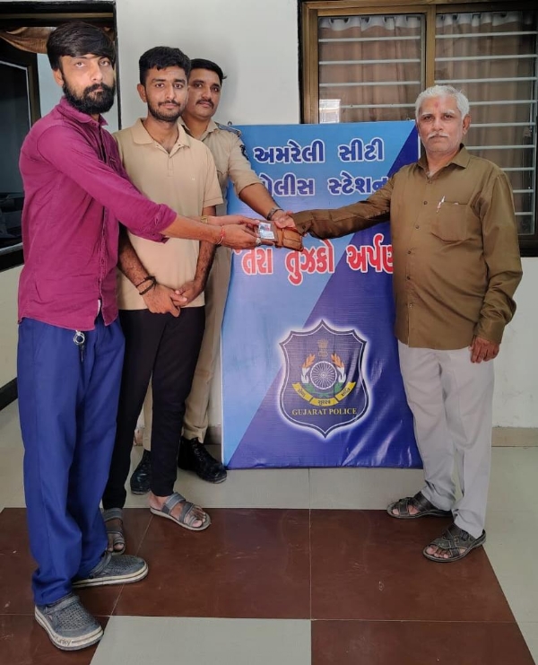 તેરા તુજકો અર્પણ”નું ઉત્તમ ઉદાહરણ: અમરેલી સિટી પોલીસે ATMમાં મળેલ પાકીટ માલિકને પરત આપ્યું