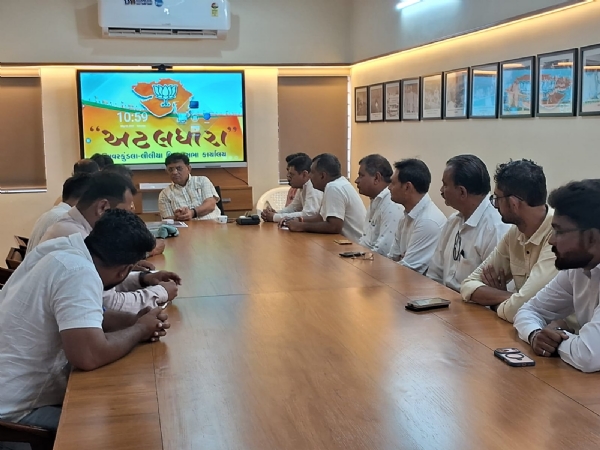 મહેશ કસવાલાના કાર્યાલય ખાતે વિકાસકાર્યોની સમીક્ષા બેઠક