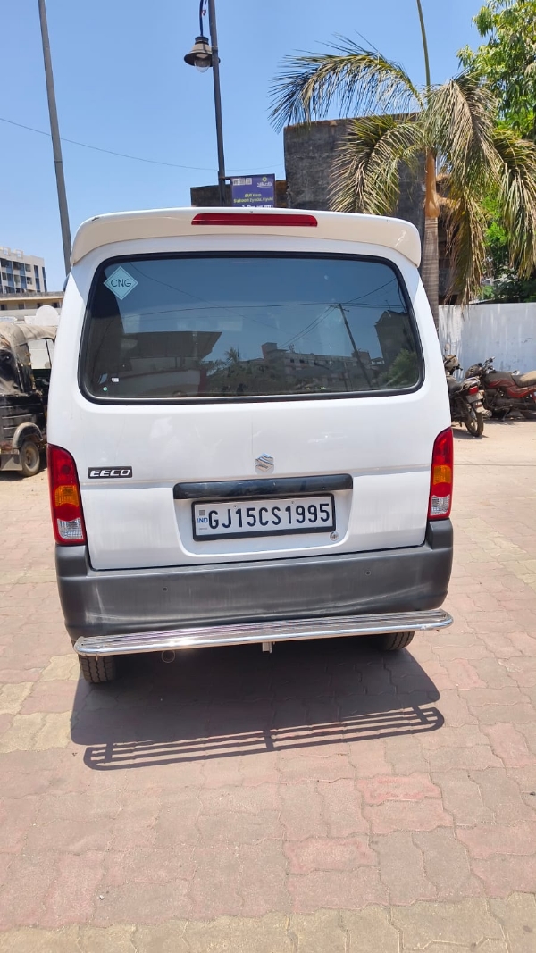 દમણથી ચોરીછૂપીથી વિદેશી દારૂ લઈ જવાતી મારુતિ સુઝુકી ઈકો કાર (નં. GJ-15-CS-1995) વલસાડ એલ.સી.બી. દ્વારા કબજે કરવામાં આવી.