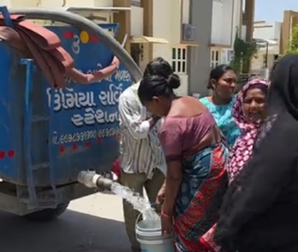 પાટણમાં વોર્ડ નંબર 11મા પાઇપલાઇન તૂટતાં 10 સોસાયટીઓમાં પાણી સંકટ