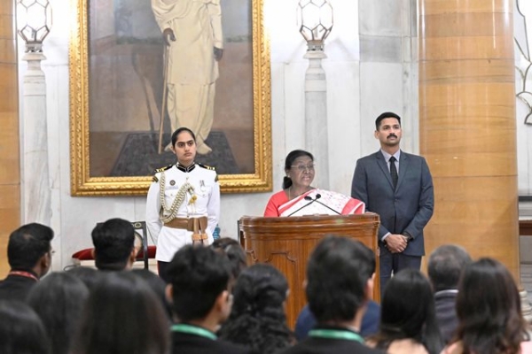 2024 બેચના ભારતીય વહીવટી સેવા (આઈએએસ) અધિકારીઓના એક જૂથને સંબોધતા રાષ્ટ્રપતિ 2024 બેચના ભારતીય વહીવટી સેવા (આઈએએસ) અધિકારીઓના એક જૂથને સંબોધતા રાષ્ટ્રપતિ