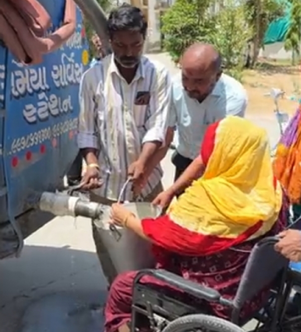 પાટણમાં વોર્ડ નંબર 11મા પાઇપલાઇન તૂટતાં 10 સોસાયટીઓમાં પાણી સંકટ