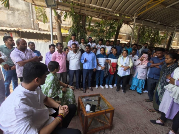 નમો મેડિકલ હોસ્પિટલ ખાતે પગાર વિલંબ અને વિવિધ માંગણીઓ મુદ્દે હડતાલ પર ઉતરેલા આઉટસોર્સિંગ અને કોન્ટ્રેક્ટ આધારિત કર્મચારીઓની બેઠક દરમિયાનનો દૃશ્ય.