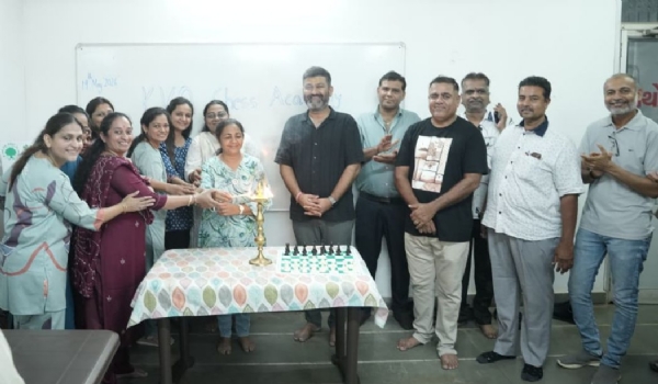 ચેસ એકેડમીનો પ્રારંભ કરાવતા આગેવાનો ચેસ એકેડમીનો પ્રારંભ કરાવતા આગેવાનો