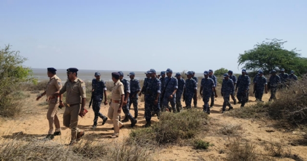 દરિયાઈ વિસ્તારમાં પેટ્રોલિંગ કરતા જવાનો