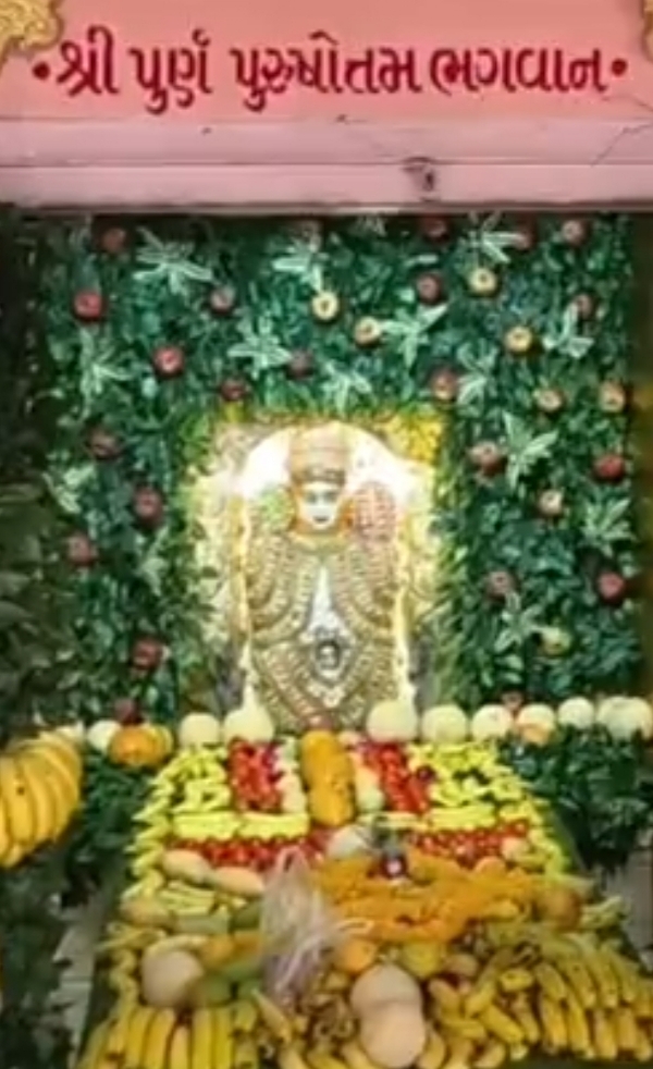 અધિક માસે પાટણમાં આવેલા શ્રી પૂર્ણ પુરુષોત્તમ ભગવાનના મંદિરે ફળ અને સૂકામેવાનો શણગાર અર્પણ કરવામાં આવ્યો. અધિક માસે પાટણમાં આવેલા શ્રી પૂર્ણ પુરુષોત્તમ ભગવાનના મંદિરે ફળ અને સૂકામેવાનો શણગાર અર્પણ કરવામાં આવ્યો.