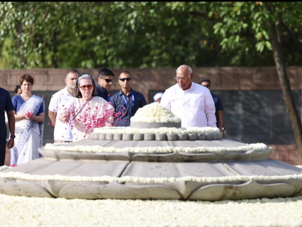 Kharge, Sonia, Rahul and others pay tribute to former Prime Minister Rajiv Gandhi at Veer Bhoomi Kharge, Sonia, Rahul and others pay tribute to former Prime Minister Rajiv Gandhi at Veer Bhoomi
