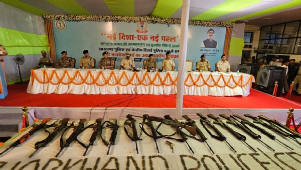 27 Maoists surrender in Jharkhand