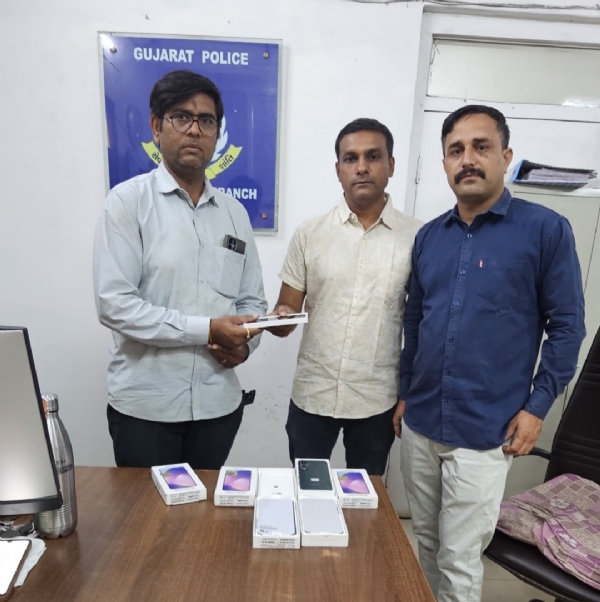 તેરા તુજકો અર્પણ હેઠળ મોબાઈલ પરત આપ્યા તેરા તુજકો અર્પણ હેઠળ મોબાઈલ પરત આપ્યા