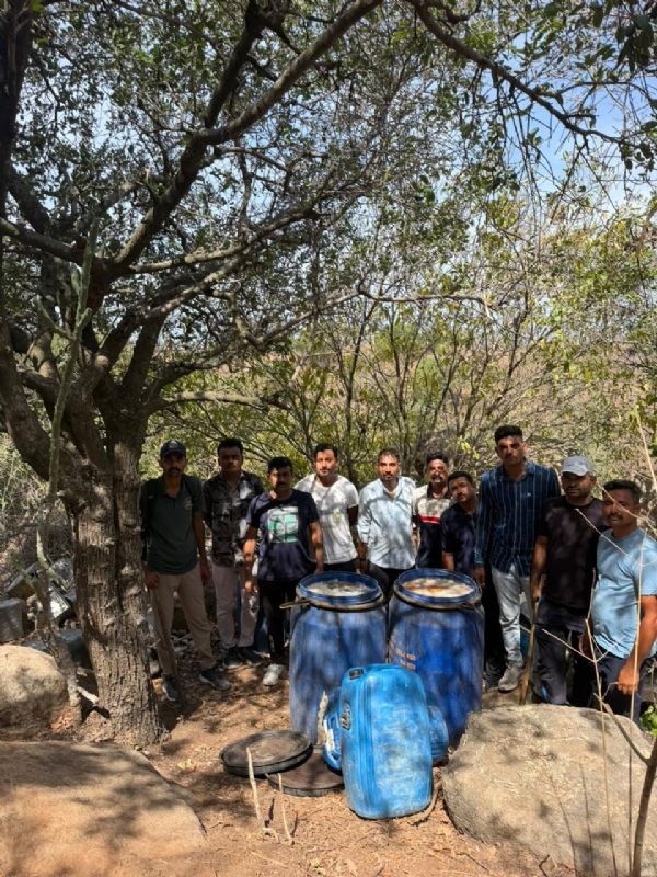 રાણાવાવ પોલીસે બરડા ડુંગરમાં ચાલતી દેશી દારૂની ભઠ્ઠી ઝડપી પાડી.
