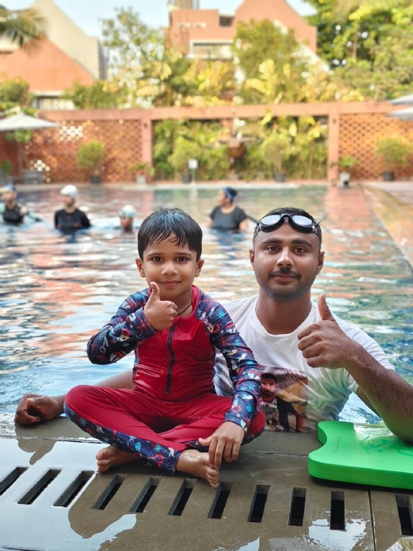 ઇન્ડિયા બુક ઓફ રેકોર્ડ્સમાં નામ નોંધાવી વાપીનું ગૌરવ વધારનાર નાનકડા સ્વિમર દેવિત શાહ પોતાના કોચ સાથે ખુશીની ક્ષણો માણતા નજરે પડે છે। ઇન્ડિયા બુક ઓફ રેકોર્ડ્સમાં નામ નોંધાવી વાપીનું ગૌરવ વધારનાર નાનકડા સ્વિમર દેવિત શાહ પોતાના કોચ સાથે ખુશીની ક્ષણો માણતા નજરે પડે છે।