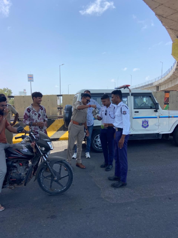 આકરા ઉનાળામાં ટ્રાફિક પોલીસ માટે સેવાભાવી પહેલ.