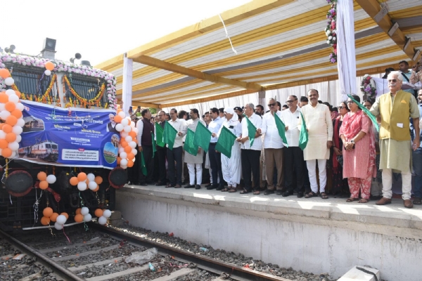 ભુજ દિલ્હી ટ્રેનને ફ્લેગઓફ કરાવતા આગેવાનો
