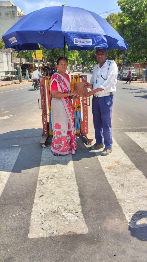મહિલા માલિકને પરત મેળવ્યું કિંમતી પર્સ. મહિલા માલિકને પરત મેળવ્યું કિંમતી પર્સ.
