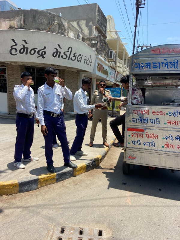 આકરા ઉનાળામાં ટ્રાફિક પોલીસ માટે સેવાભાવી પહેલ.