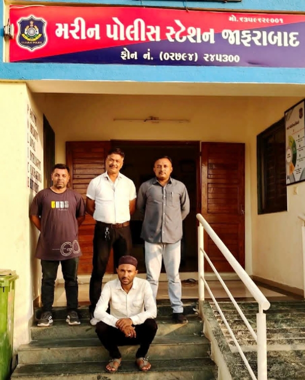 જાફરાબાદ મરીન પોલીસના વિશ્વાસઘાત કેસમાં ફરાર આરોપી અમરેલી એલસીબીના હાથે ઝડપાયો જાફરાબાદ મરીન પોલીસના વિશ્વાસઘાત કેસમાં ફરાર આરોપી અમરેલી એલસીબીના હાથે ઝડપાયો
