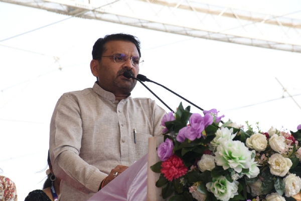 ભુજ દિલ્હી ટ્રેનને ફ્લેગઓફ કરાવતા આગેવાનો