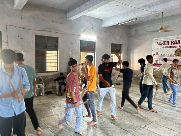 વિશ્વ વિખ્યાત મણિયારો રાસની વિના મૂલ્યે તાલીમ શિબિર શરૂ કરાય. વિશ્વ વિખ્યાત મણિયારો રાસની વિના મૂલ્યે તાલીમ શિબિર શરૂ કરાય.