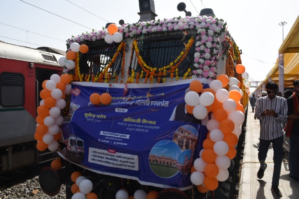 ભુજ દિલ્હી ટ્રેનને ફ્લેગઓફ કરાવતા આગેવાનો