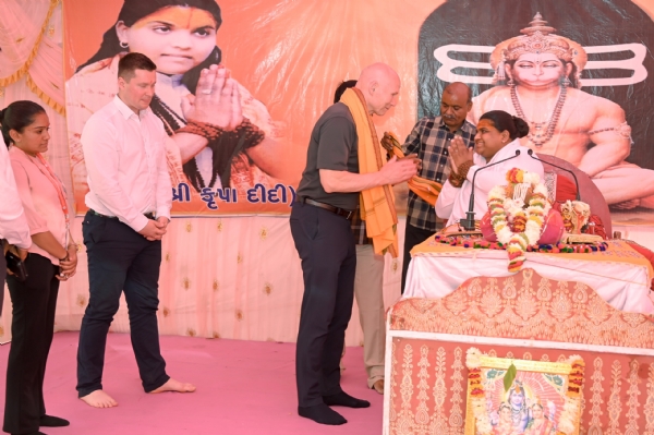 શિવ મહાપુરાણ કથામાં જર્મન થી આવેલા અધિકારીઓ