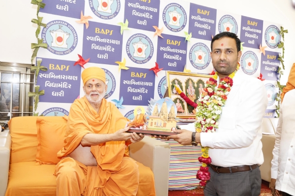 ધારીમાં BAPS સ્વામિનારાયણ વિદ્યામંદિર લોકાર્પણ સમારોહ યોજાયો ધારીમાં BAPS સ્વામિનારાયણ વિદ્યામંદિર લોકાર્પણ સમારોહ યોજાયો