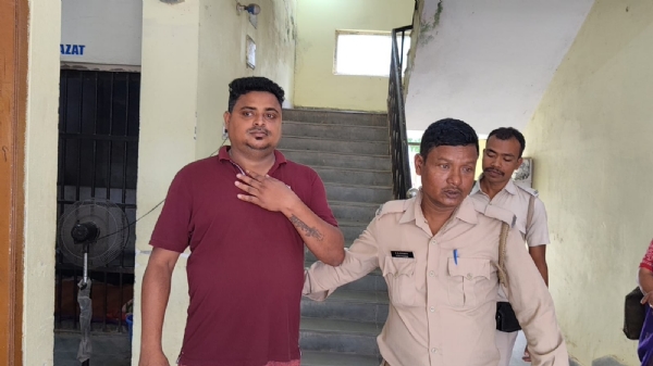ધરપકડ કરાયેલ આરોપી સાથે પોલીસ