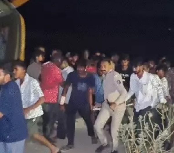 Bus carrying devotees who had gone for darshan in the month of Adhikari near Gondal overturns