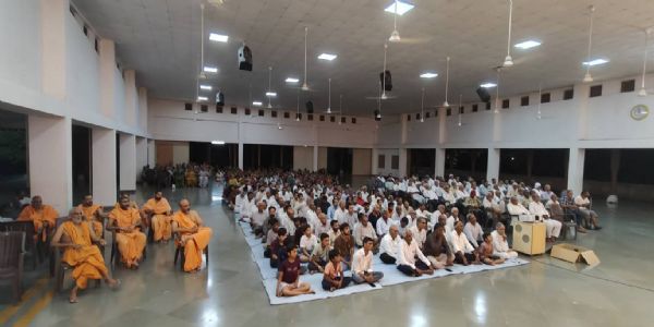 ગઢડા BAPS મંદિરમાં ડૉક્ટર સ્વામીએ આપ્યો આદર્શ જીવન અને વ્યસનમુક્તિનો સંદેશ
