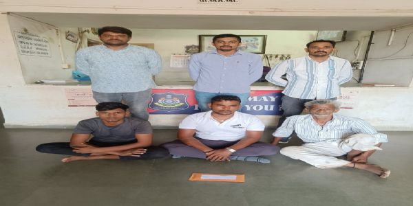 અલંગ યાર્ડ વિસ્તારમાં હાથકાંપનો જુગાર રમતા ત્રણ ઈસમો ઝડપાયા, રૂ.12440 નો મુદ્દામાલ જપ્ત