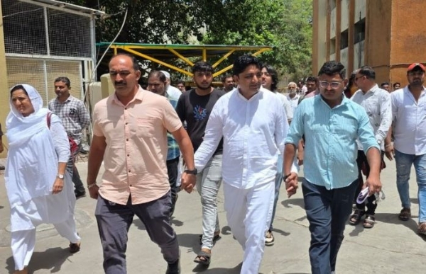 પોલીસ જાપતા સાથે કેદી નગરસેવકો પહોંચ્યા કોર્પોરેશન પોલીસ જાપતા સાથે કેદી નગરસેવકો પહોંચ્યા કોર્પોરેશન