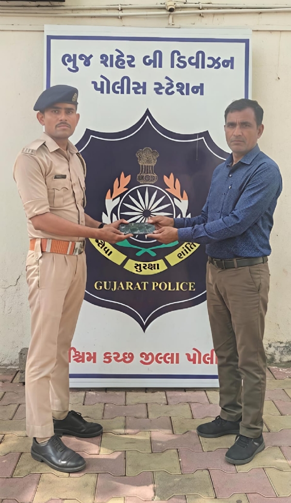 મોબાઈલ પરત આપ્યાની તસવીરો