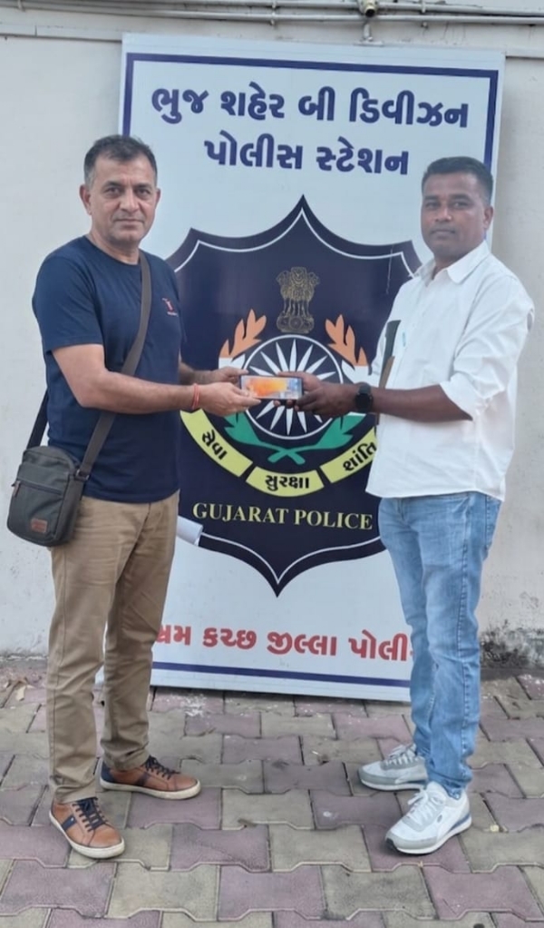 મોબાઈલ પરત આપ્યાની તસવીરો