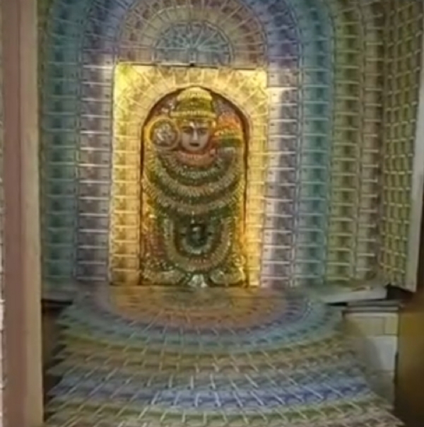 અધિક માસની અગિયારસ નિમિત્તે ગંગામૈયાની વાડી ખાતે આવેલા શ્રી પૂર્ણ પુરુષોત્તમ ભગવાન મંદિરમાં ભવ્ય નોટોની આંગી અર્પણ કરવામાં આવી.