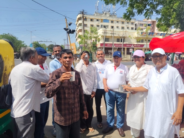 છાશ વિતરણ કરવા સમયની તસવીર છાશ વિતરણ કરવા સમયની તસવીર