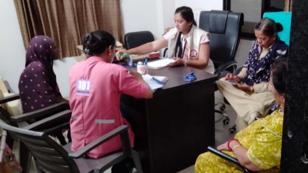 મહિલા હેલ્પલાઈનની ટીમની હૂંફ
