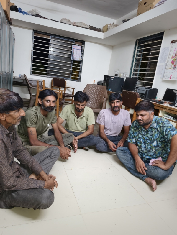 મહીયારી ગામે જુગાર રમી રહેલ પાંચ શખ્સો ઝડપાયા.