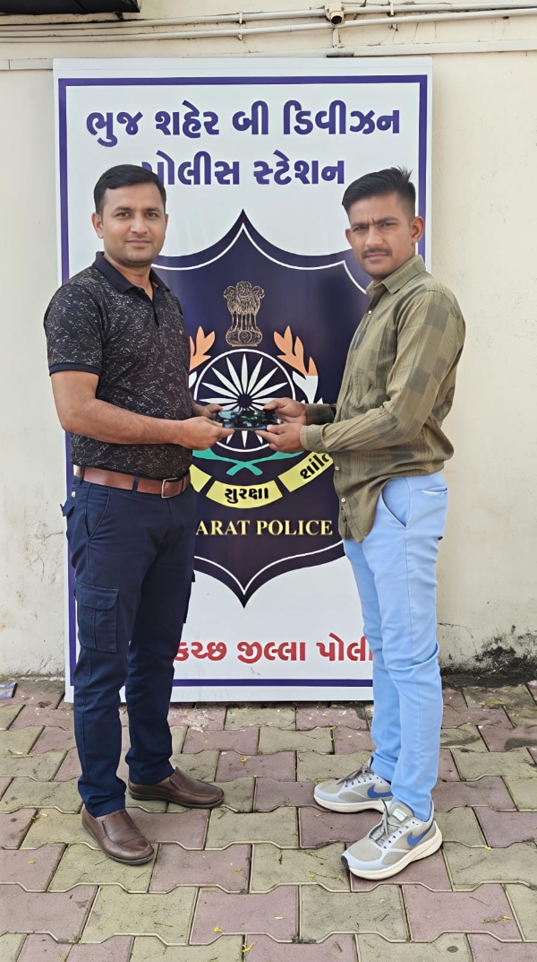 મોબાઈલ પરત આપ્યાની તસવીરો