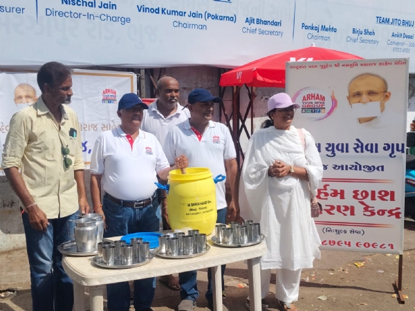 છાશ વિતરણ કરવા સમયની તસવીર છાશ વિતરણ કરવા સમયની તસવીર