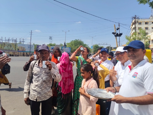 છાશ વિતરણ કરવા સમયની તસવીર છાશ વિતરણ કરવા સમયની તસવીર