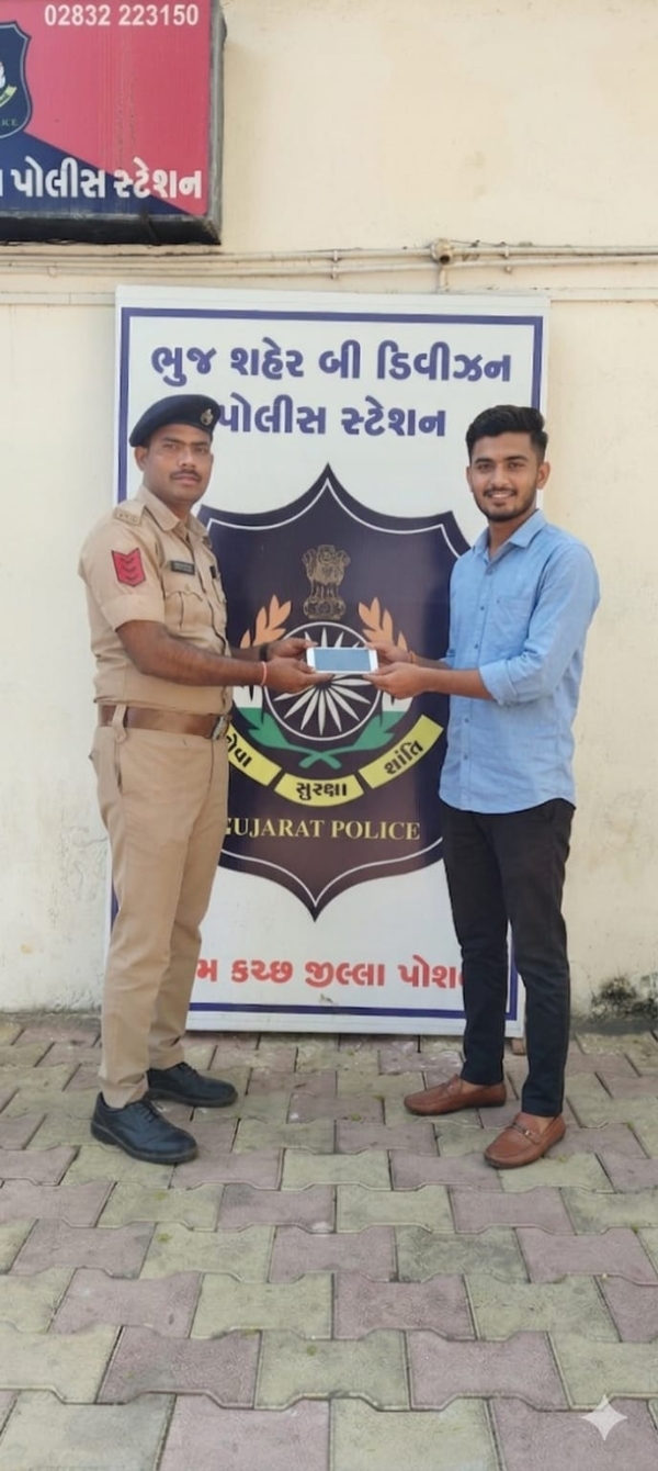 મોબાઈલ પરત આપ્યાની તસવીરો