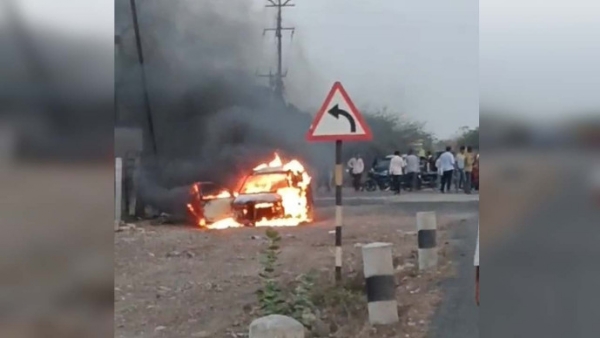 કારમાં આગ લાગી