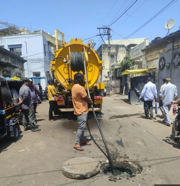 પોરબંદરમાં જેટીંગ મશીન દ્વારા ભૂગર્ભ ગટરની ચેમ્બરની સફાઈ હાથ ધરાઈ. પોરબંદરમાં જેટીંગ મશીન દ્વારા ભૂગર્ભ ગટરની ચેમ્બરની સફાઈ હાથ ધરાઈ.