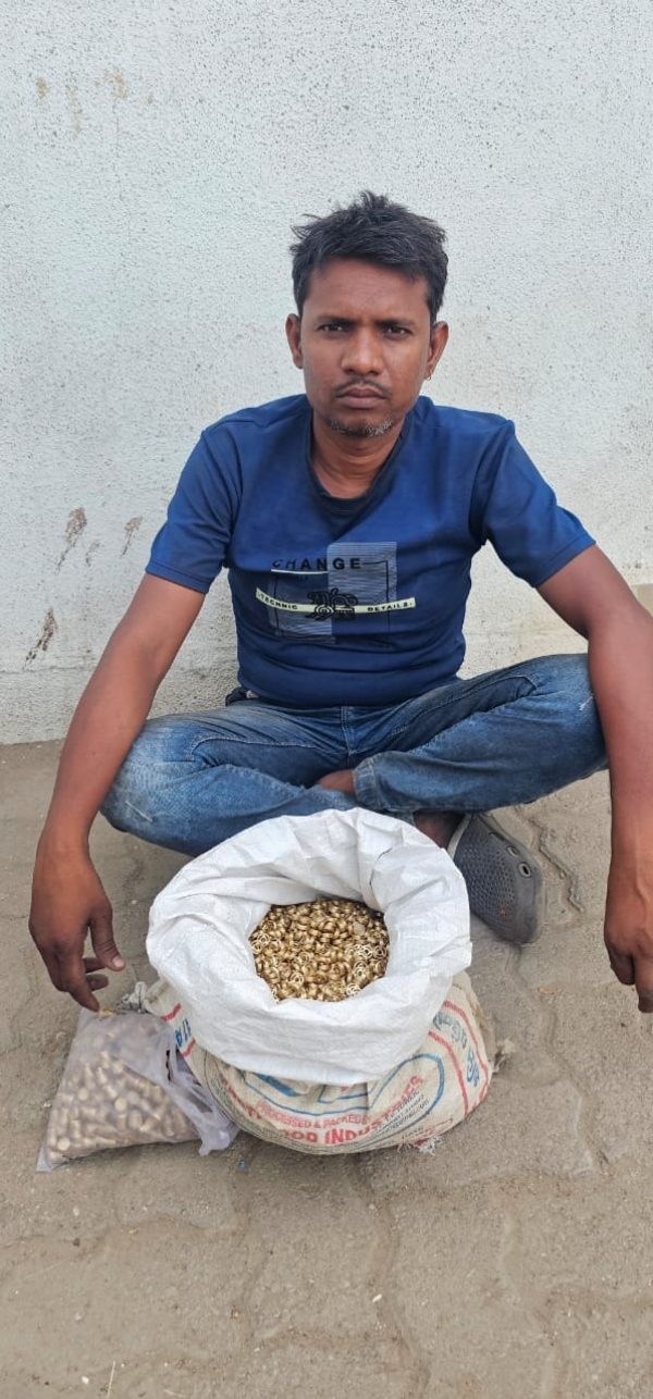 પીતળ na સ્ક્રેપ સાથે પકડાયેલ આરોપી