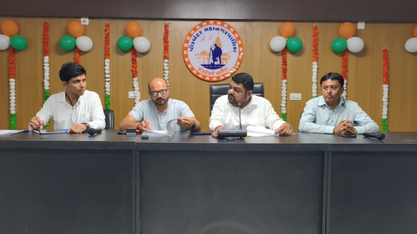 ચોમાસાની પૂર્વ તૈયારીને લઈ પોરબંદર મહાનગરપાલિકામાં ડિઝાસ્ટર સમીક્ષા બેઠક યોજાઈ.