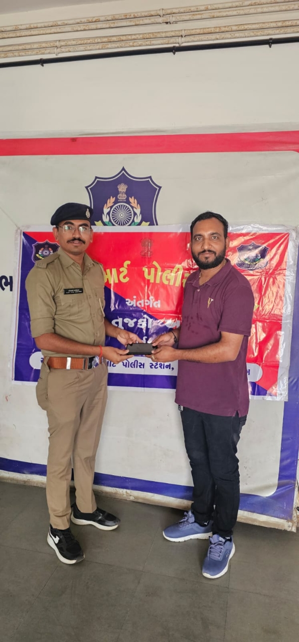 ભચાઉ પોલીસે મોબાઈલ પરત આપ્યાની તસવીરો